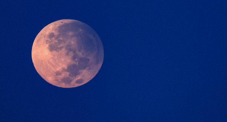 Eclipse de superluna en Dubai. Foto: EFE.