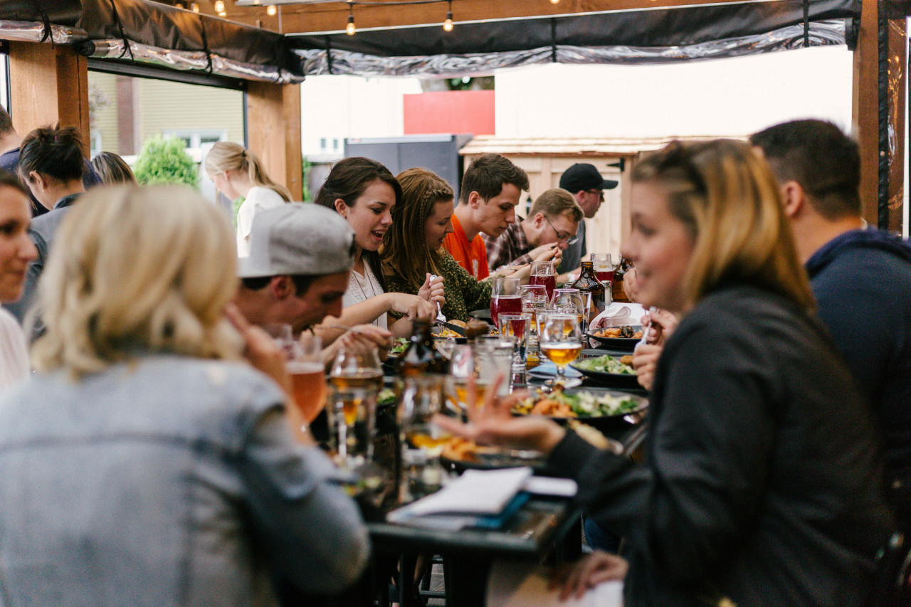 Los beneficios de comer acompañados. Foto: Unsplash.