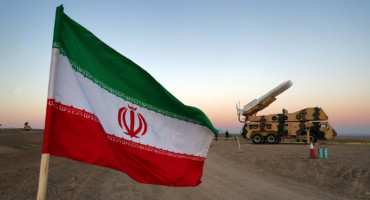 Una bandera iraní es fotografiada cerca de un misil. Foto: Reuters.