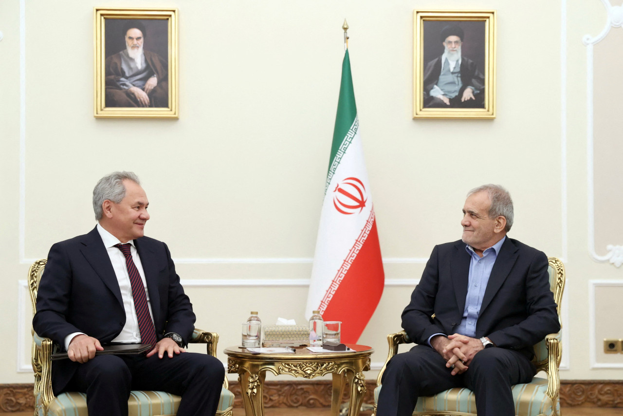 El presidente de Irán, junto al secretario del Consejo de Seguridad de Rusia. Foto: EFE.