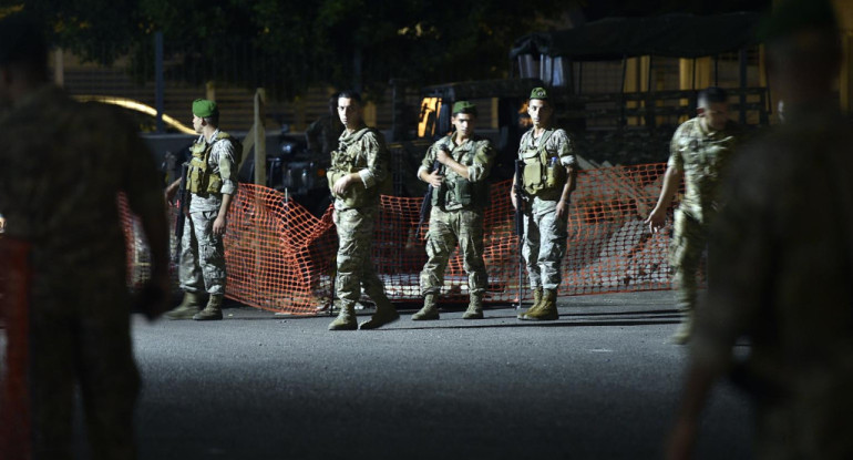 Soldados libaneses tras la explosión de localizadores de Hezbollah en el Líbano. Foto: EFE