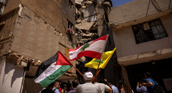 Las banderas de Palestina, Líbano y Hezbollah. Foto: Reuters.