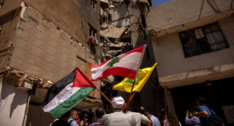 Las banderas de Palestina, Líbano y Hezbollah. Foto: Reuters.