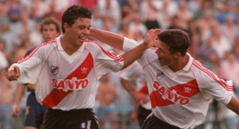 Marcelo Gallardo festeja su primer gol en un Superclásico.