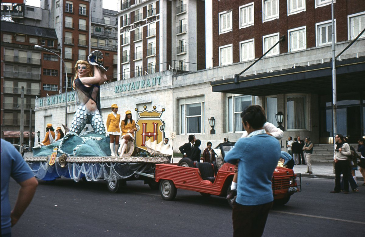 La carroza de Havanna pasa por el mítico hotel Hermitage