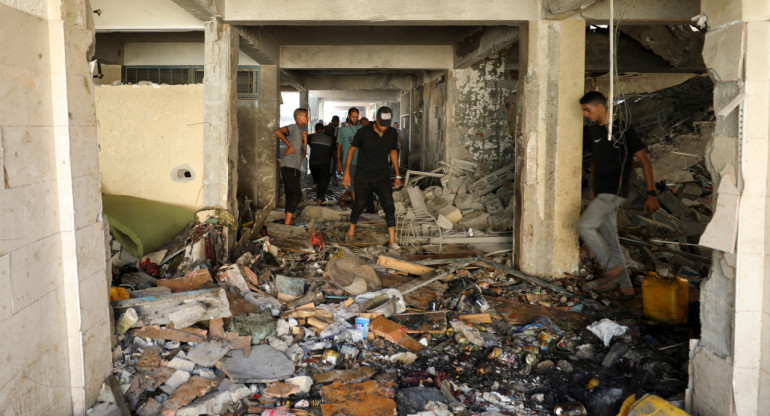 Bombardeo de Israel sobre una escuela de Gaza. Foto: REUTERS.