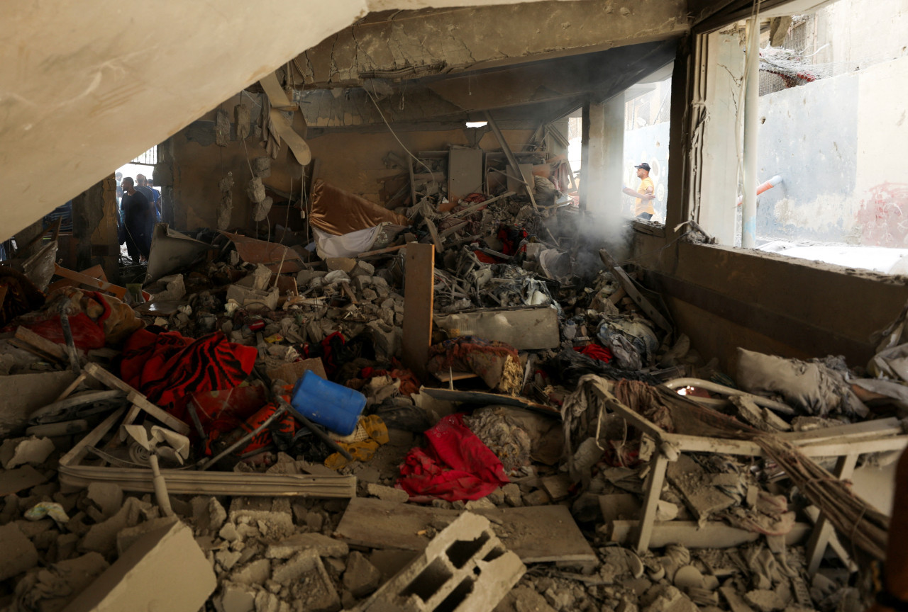 Bombardeo de Israel sobre una escuela de Gaza. Foto: REUTERS.