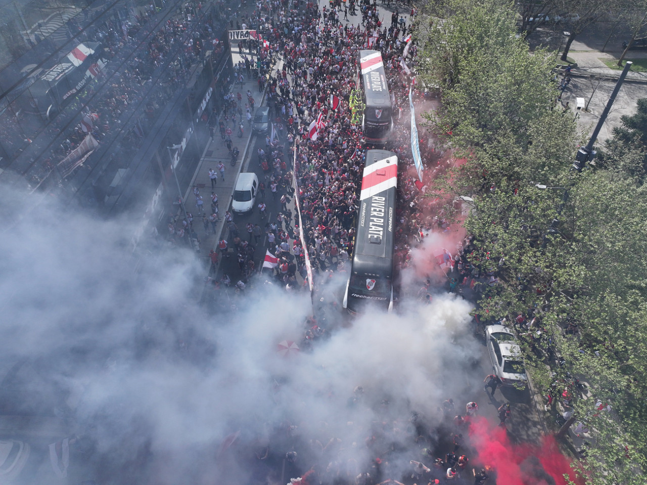 Los hinchas de River despidieron al equipo antes del Superclásico. Foto: X @RiverPlate