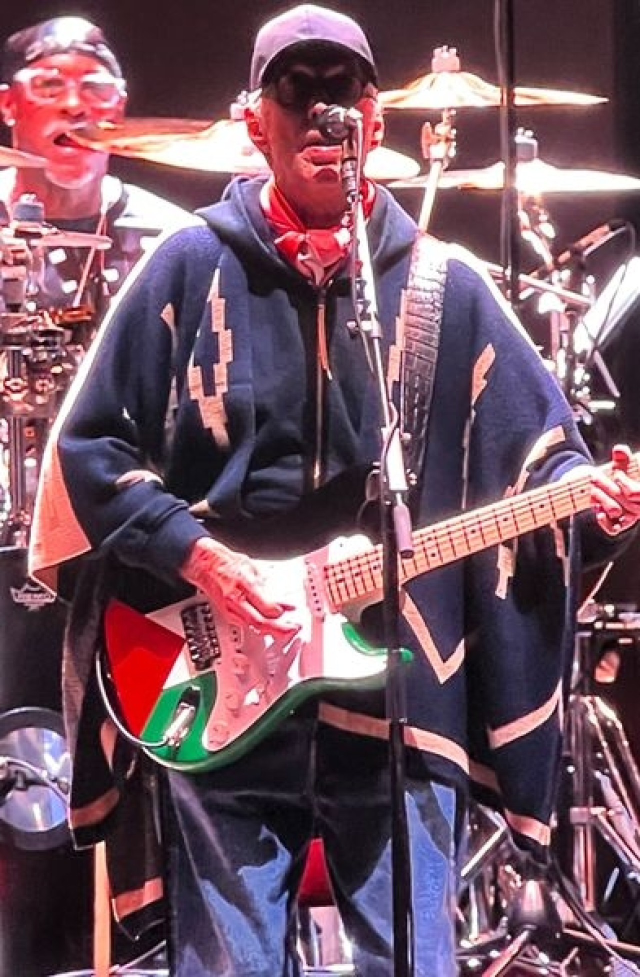 Eric Clapton cantó con una guitarra con los colores de Palestina en Vélez. Fuente: X