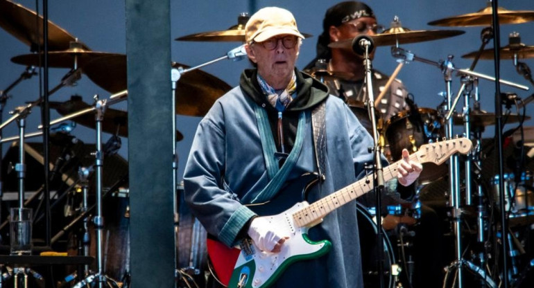 Eric Clapton cantó con una guitarra con los colores de Palestina en Vélez. Fuente: NA