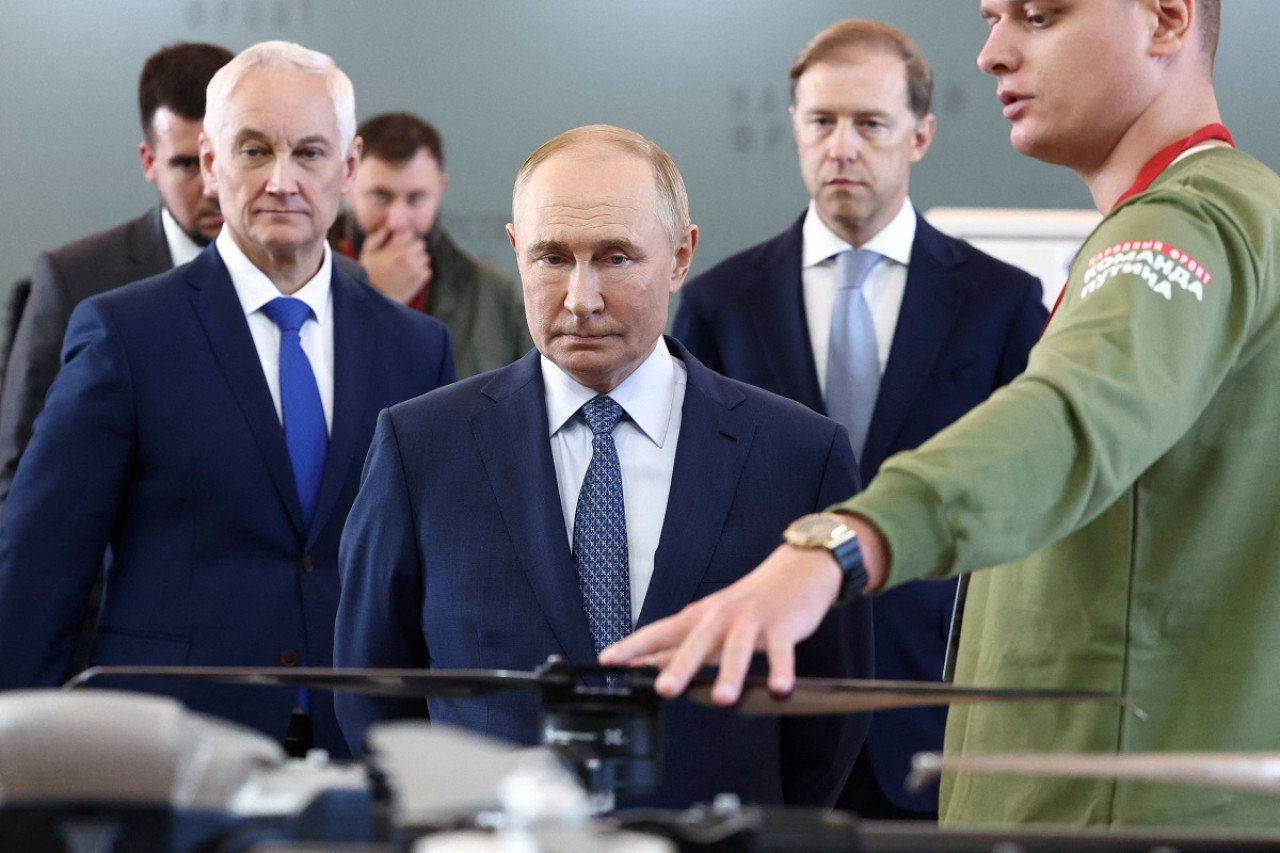 Vladímir Putín en una fábrica de drones en Rusia. Foto: Reuters.