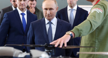 Vladímir Putín en una fábrica de drones en Rusia. Foto: Reuters.