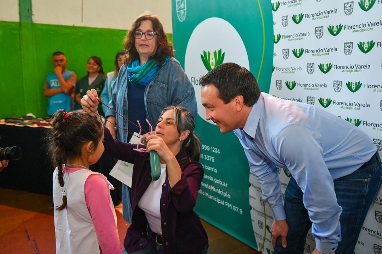 Andrés Watson y Micaela Ferraro entregaron lentes a alumnos y alumnas de la Escuela Primaria Nº29.