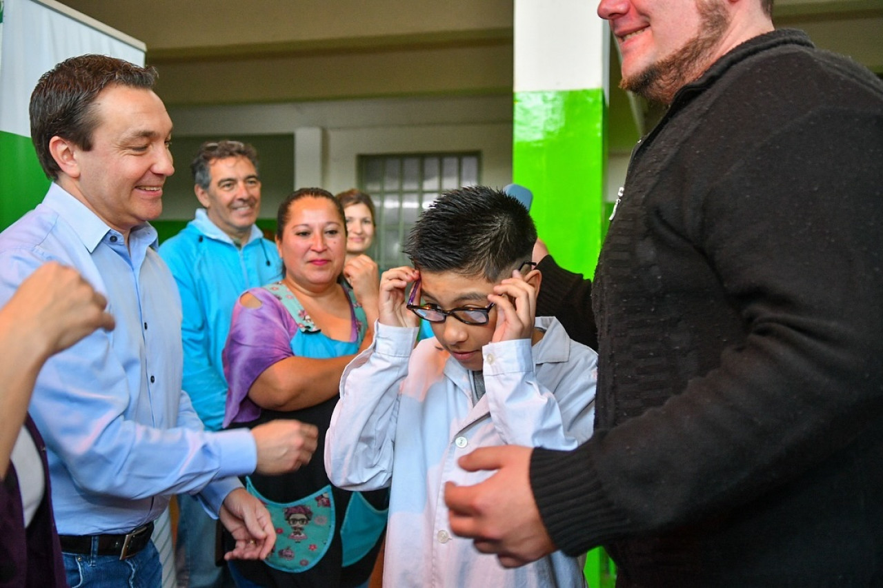 Andrés Watson y Micaela Ferraro entregaron lentes a alumnos y alumnas de la Escuela Primaria Nº29.