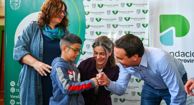 Andrés Watson y Micaela Ferraro entregaron lentes a alumnos y alumnas de la Escuela Primaria Nº29.