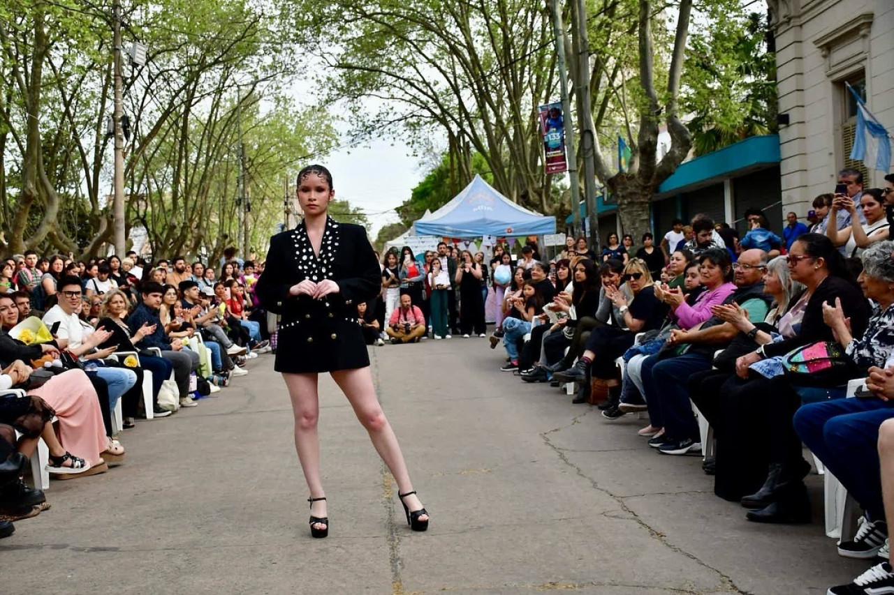 Florencio Varela recibió la primavera con el aniversario de la Radio Municipal, moda y música en vivo