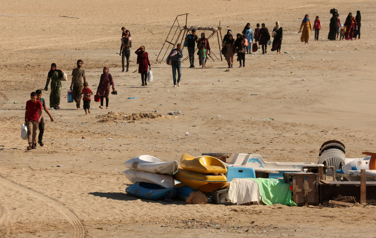 Familias libanesas huyen aterrorizadas de los bombardeos israelíes. Foto: Reuters.