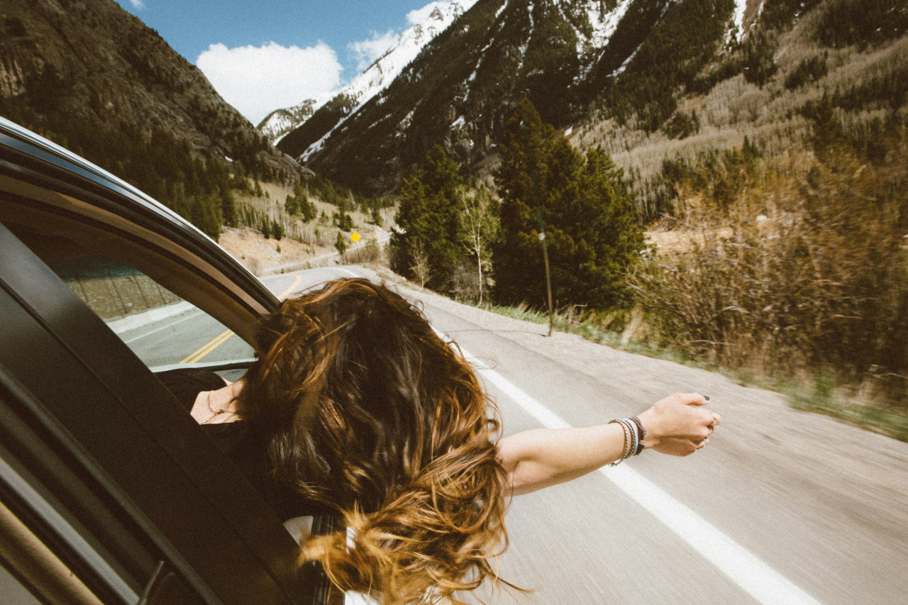 Viajar en auto. Foto: Unsplash