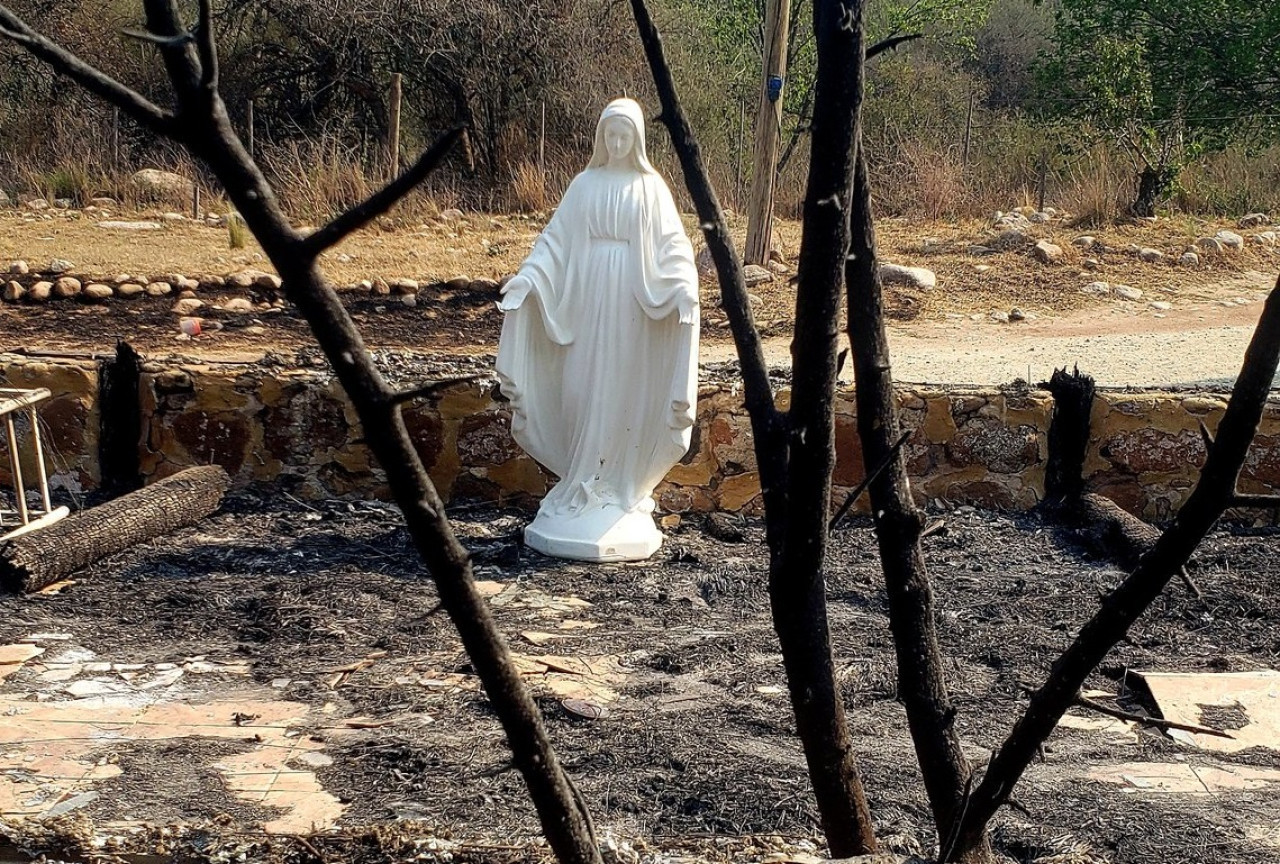 Las llamas consumieron un santuario, pero una Virgen quedó intacta. Foto: X-@leoguevara80