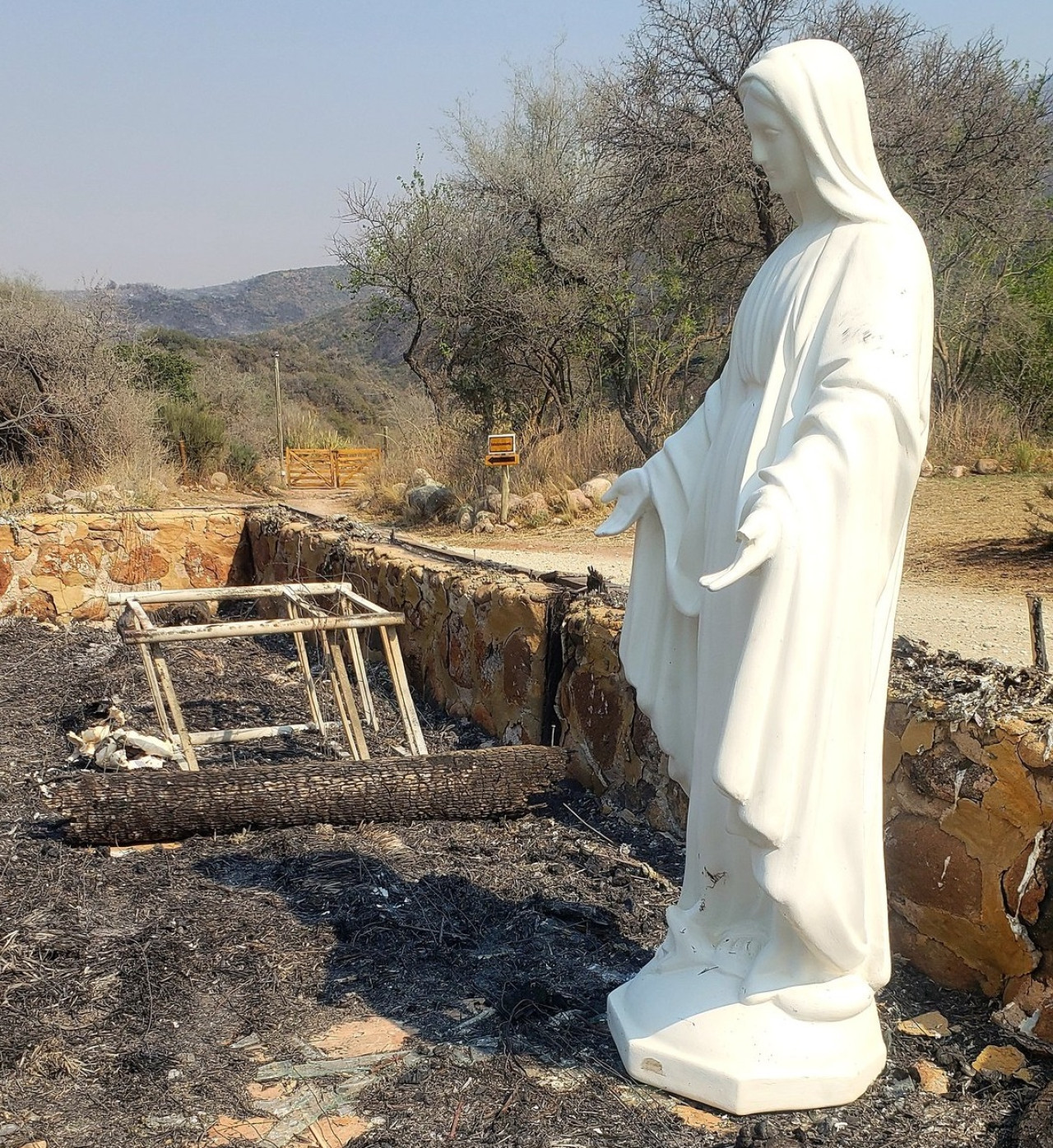 Las llamas consumieron un santuario, pero una Virgen quedó intacta. Foto: X-@leoguevara80