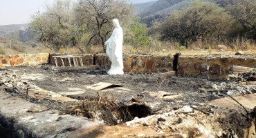 Las llamas consumieron un santuario, pero una Virgen quedó intacta. Foto: X-@leoguevara80