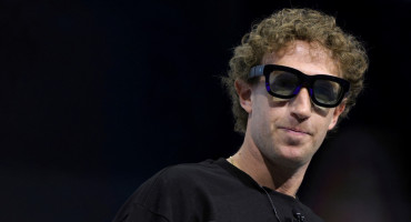 Mark Zuckerberg con las gafas Ray-Ban. Foto: Reuters.