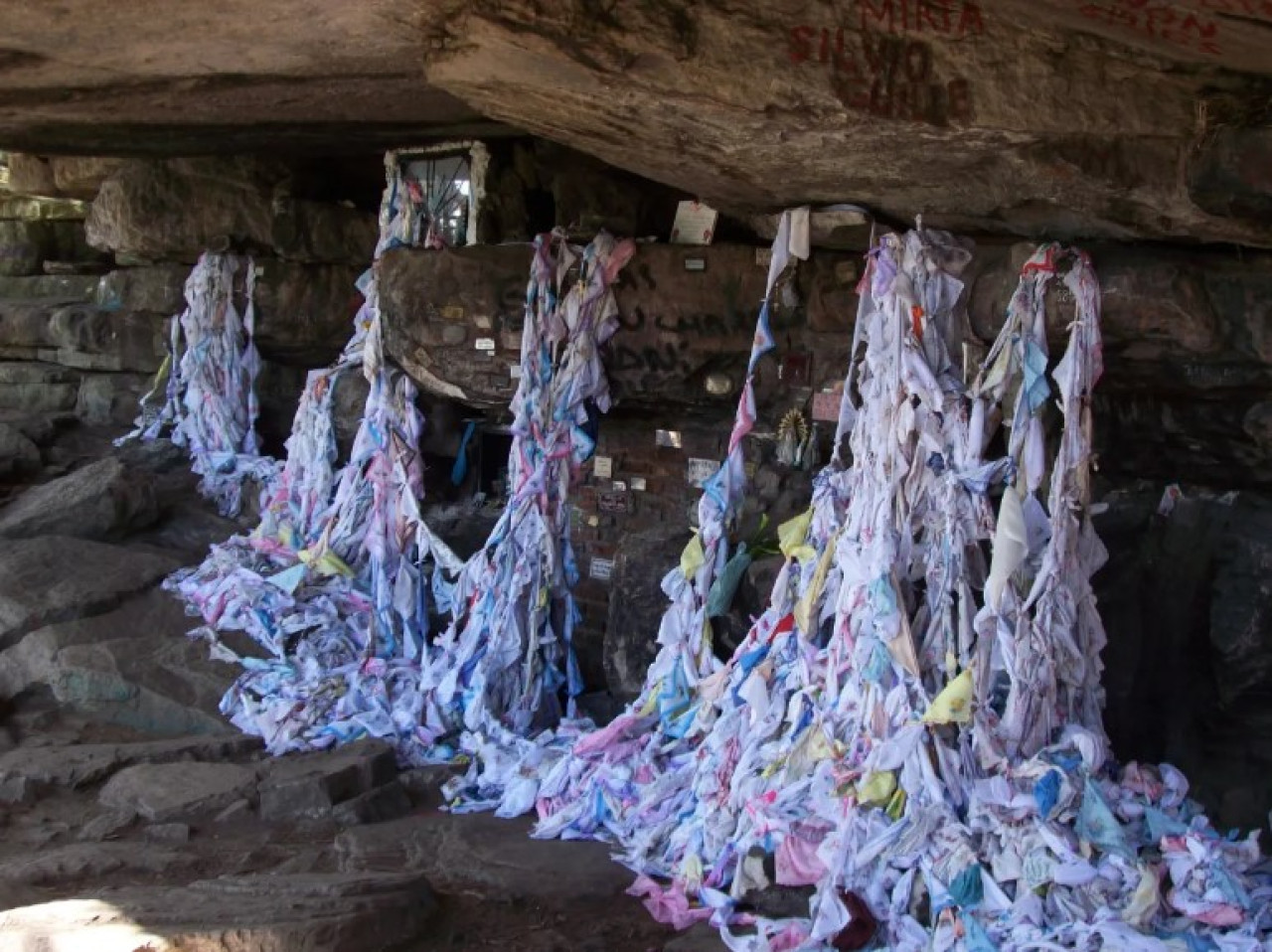 Gruta de los pañuelos en Sierra de los Padres. Foto: X