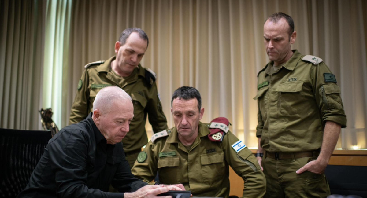 Yoav Gallant, ministro de Defensa de Israel, junto a altos mandos del Ejército. Foto: EFE.