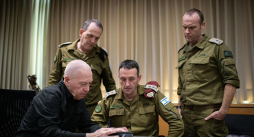 Yoav Gallant, ministro de Defensa de Israel, junto a altos mandos del Ejército. Foto: EFE.