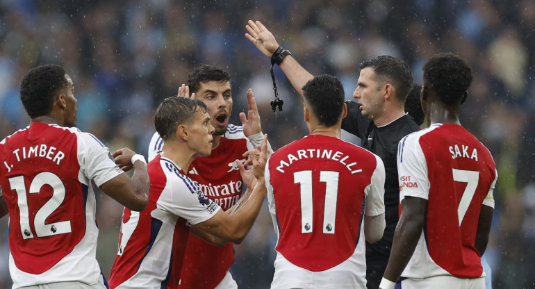 La expulsión de Leandro Trossard en el partido frente al Manchester City. Foto: Reuters.