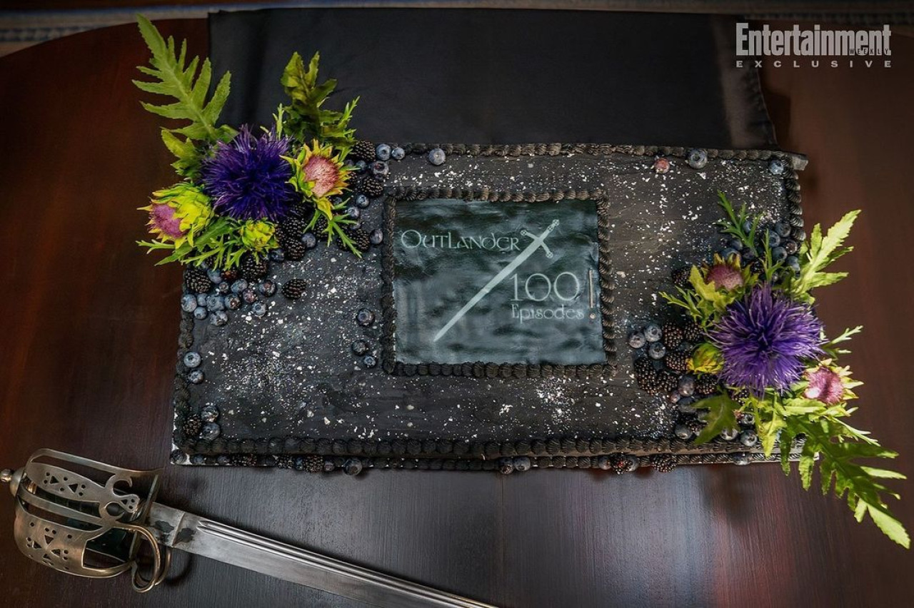 La torta de los 100 años de Outlander. Foto Instagram @entertainmentweekly