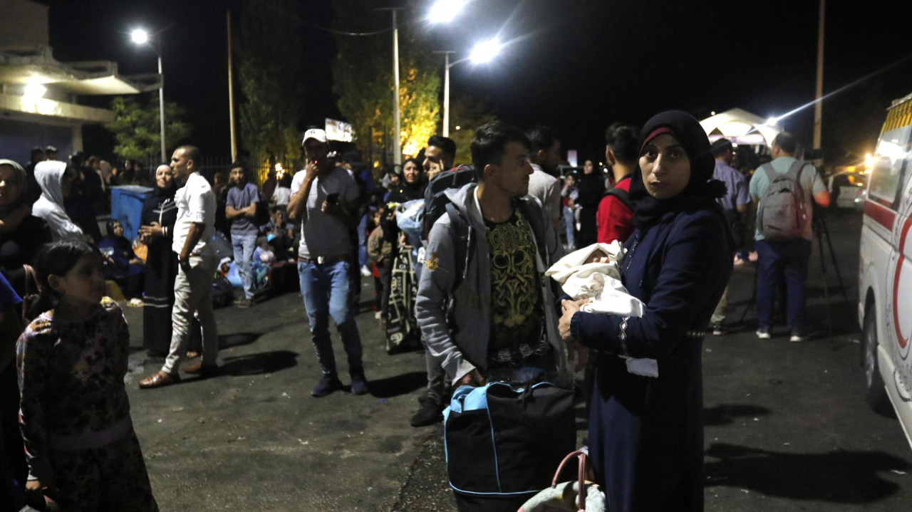 Miles de personas en el Líbano huyen a Siria en medio de los ataques israelíes. Foto: EFE.