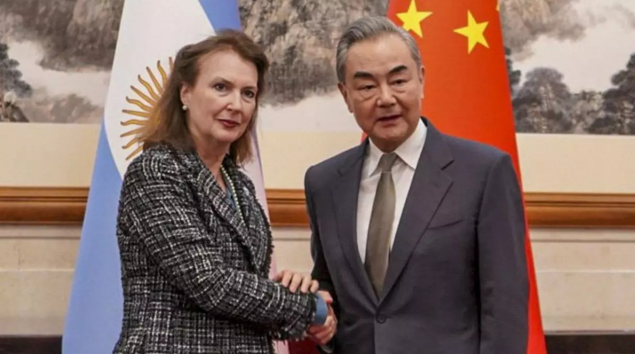 Diana Mondino y su colega chino Wang Yi. Foto: archivo NA