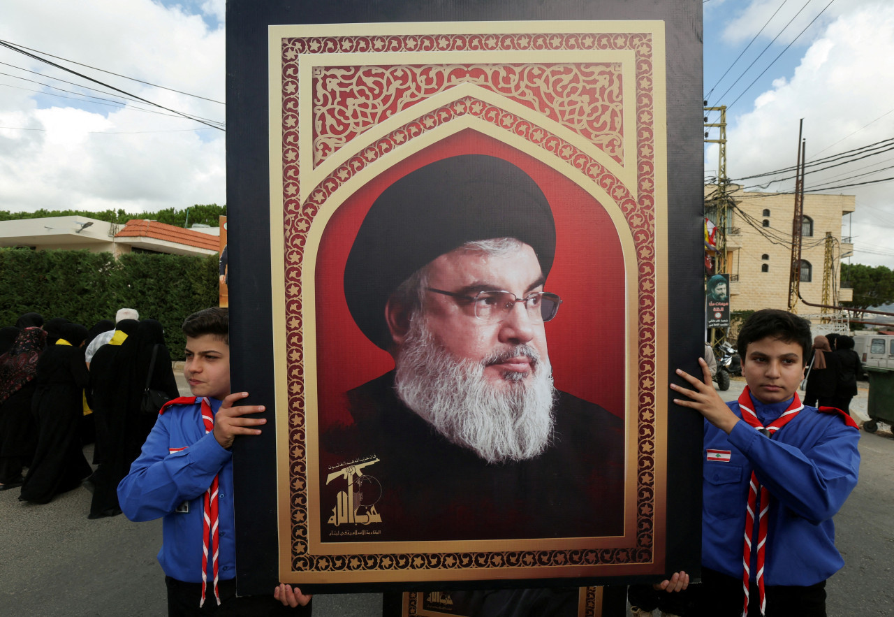 Niños portando cuadro de Hasán Nasrala, líder de Hezbollah. Foto: REUTERS.