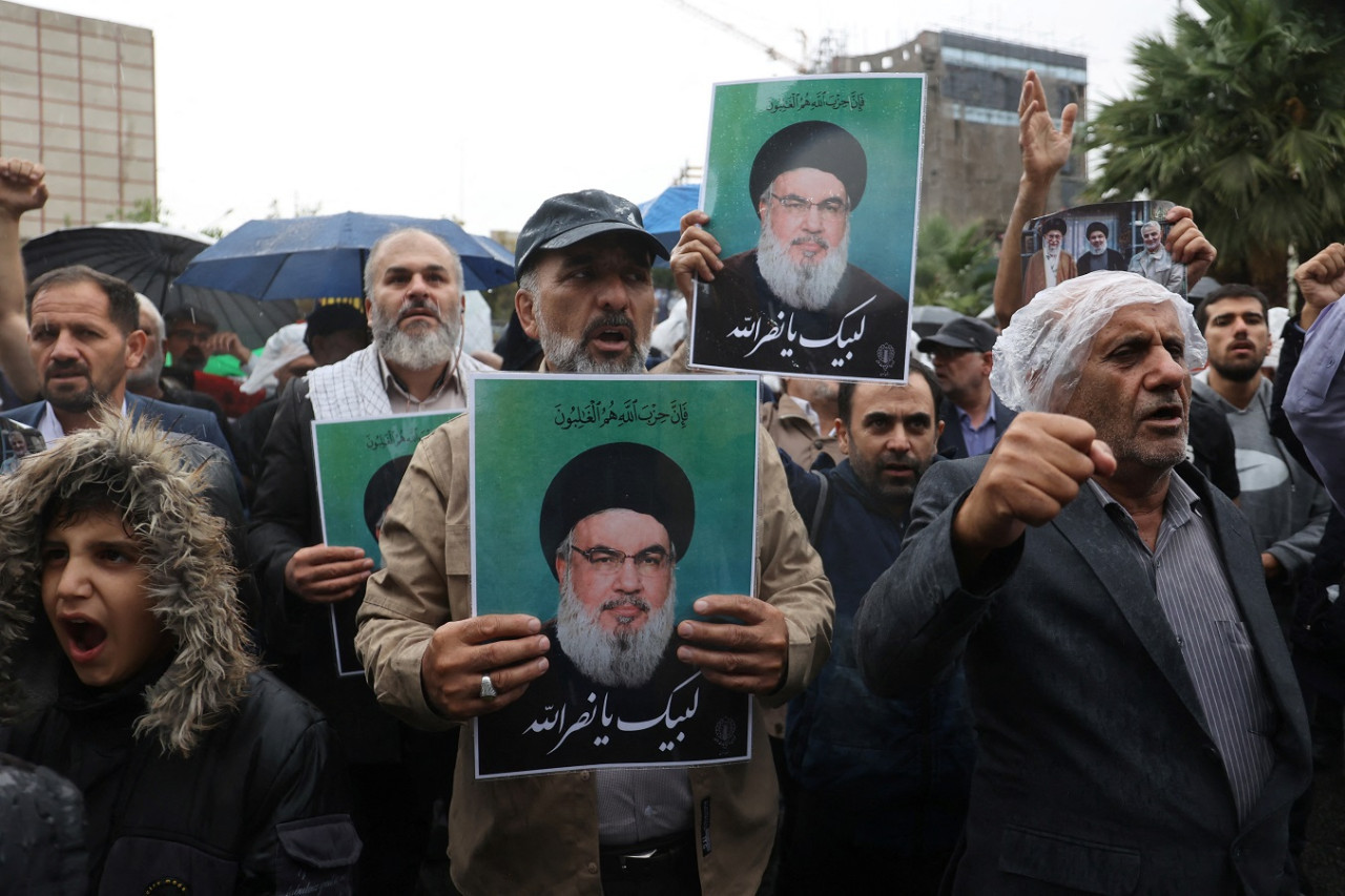 Homenajes a Hasán Nasrala, líder de Hezbollah asesinado por Israel. Foto: Reuters.