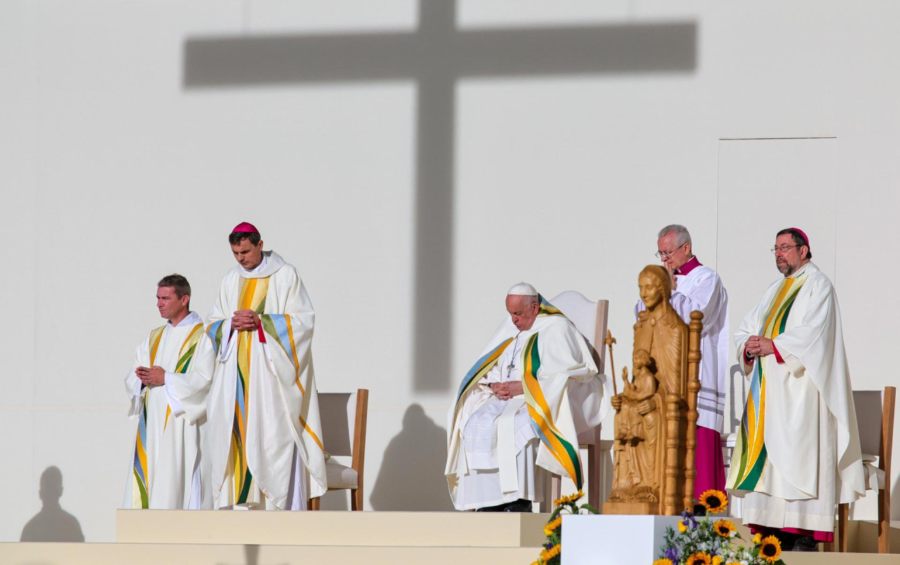 El Papa Francisco asiste a la santa misa y beatificación de Ana de Jesús en el estadio Heysel de Bruselas, Bélgica, el 29 de septiembre de 2024. EFE