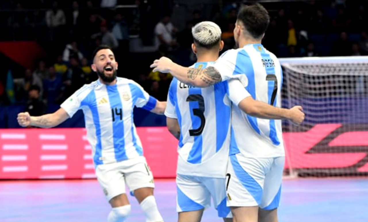 La Selección Argentina de Futsal goleó a Kazajistán y avanzó a semifinales del Mundial. Foto: X @Argentina.