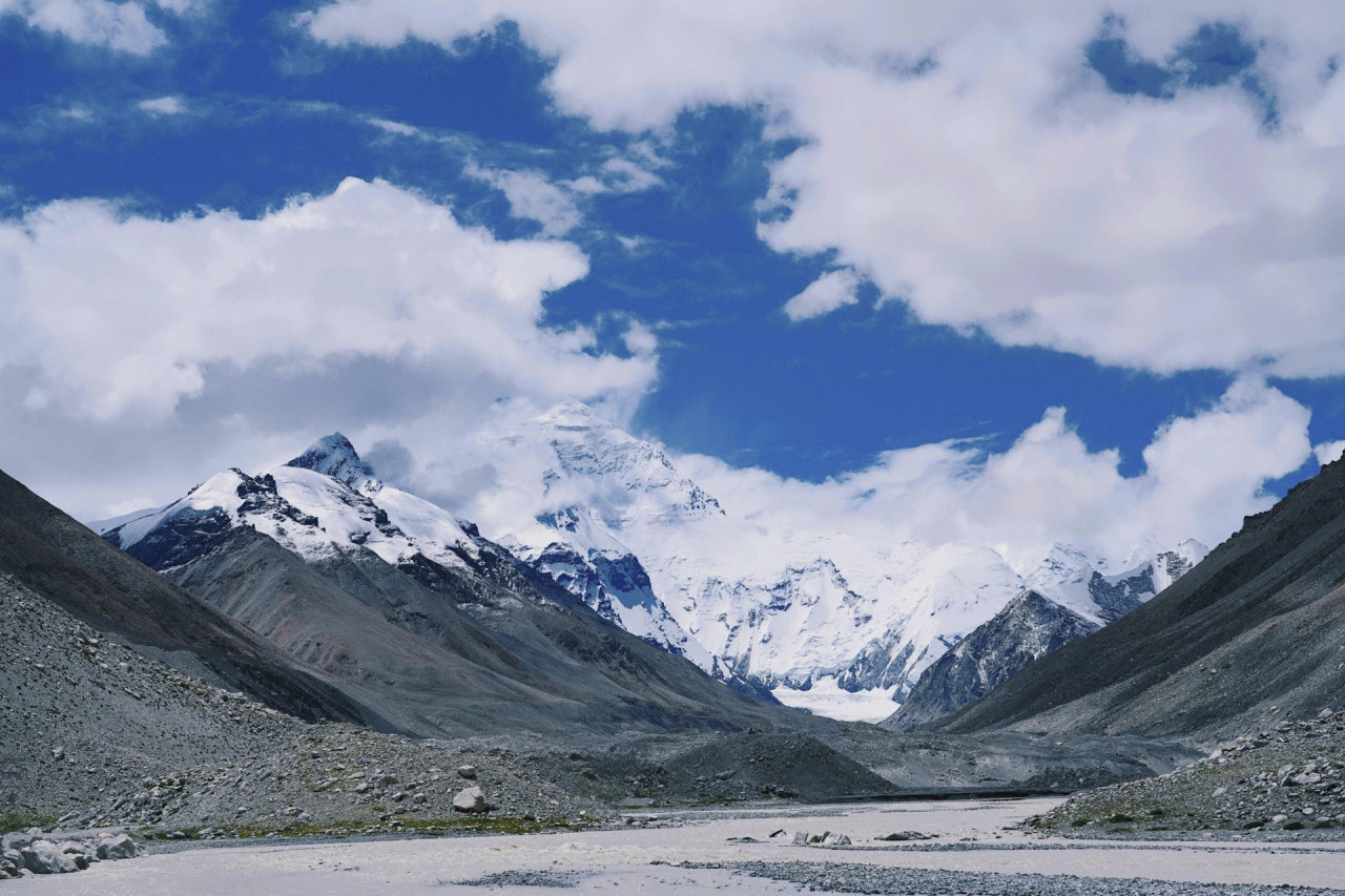 El Everest es tan alto y aún sigue creciendo. Foto: EFE