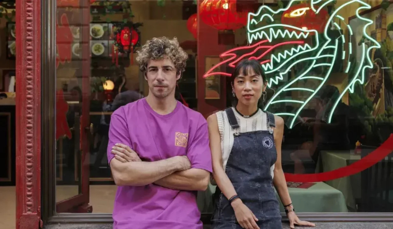 Esteban Lamothe y Débora Nishimoto en "Envidiosa". Foto: Netflix.