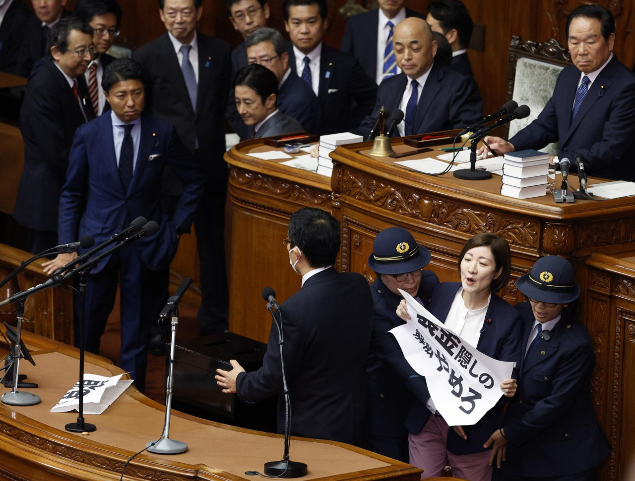 Protestas en el Parlamento japonés. Foto: EFE.