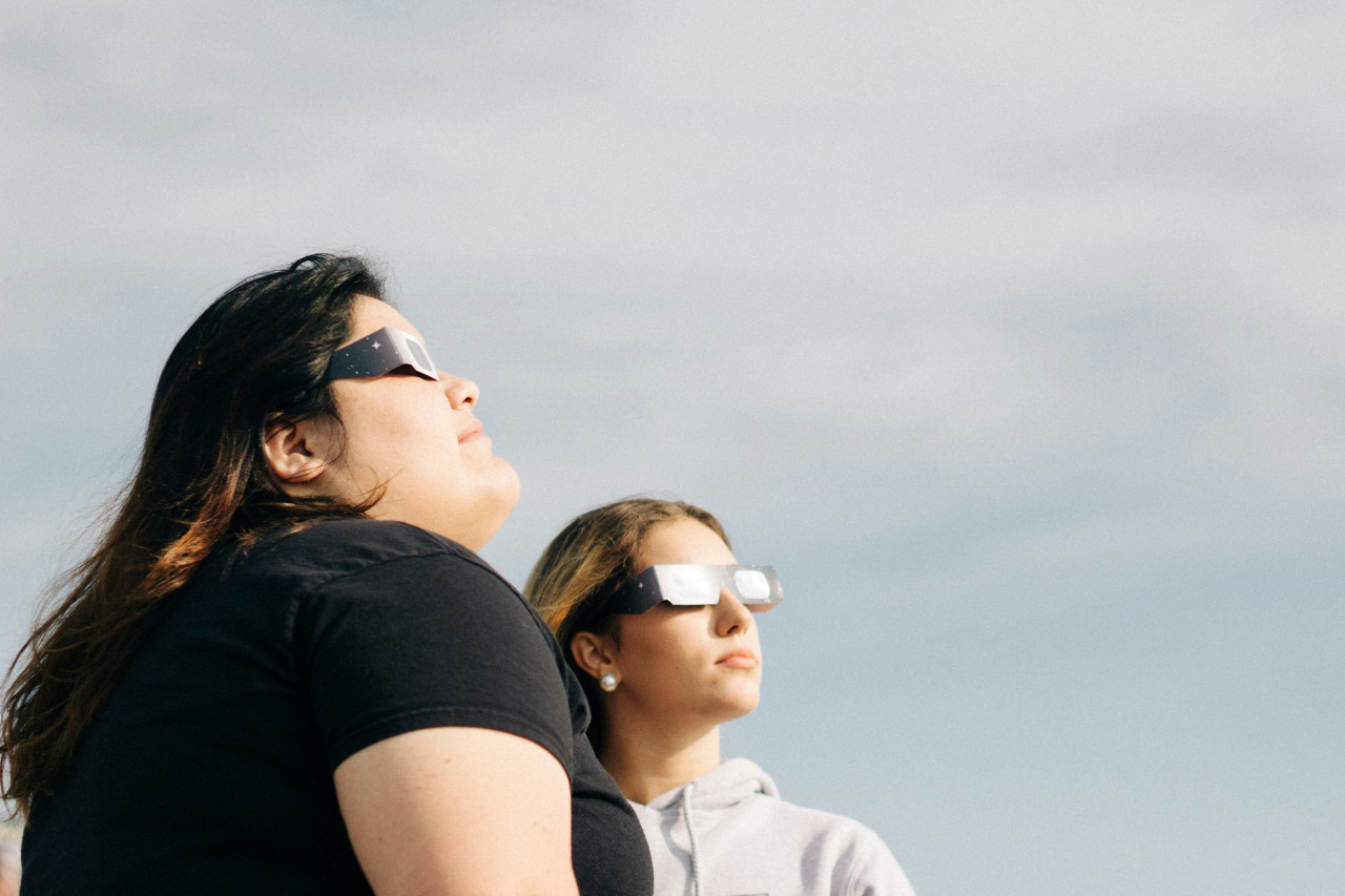 Eclipse, cubrirse los ojos, lentes, anteojos. Foto: Unsplash.