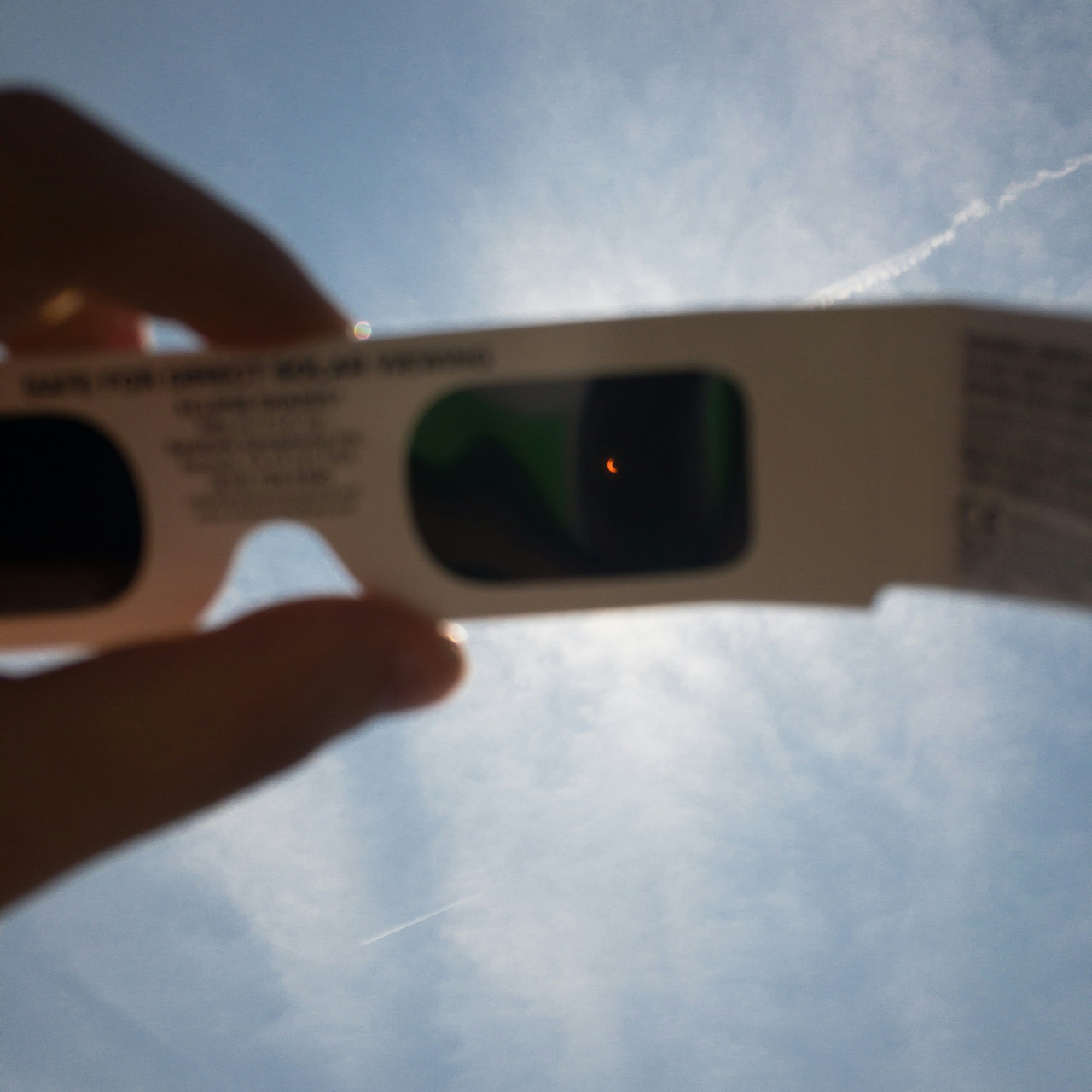 Eclipse, cubrirse los ojos, lentes, anteojos. Foto: Unsplash.