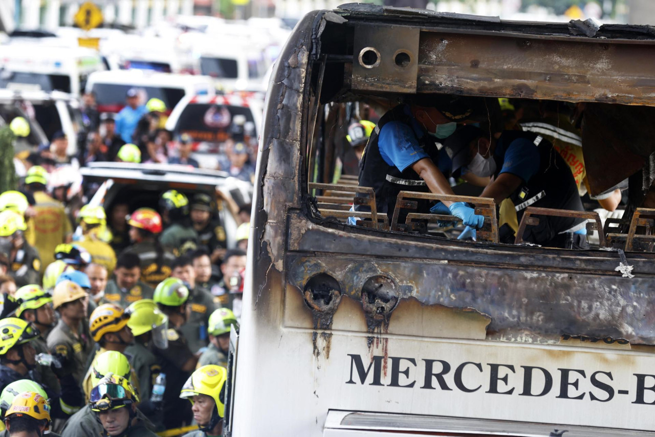 Incendio de un colectivo en Tailandia. Foto: EFE.