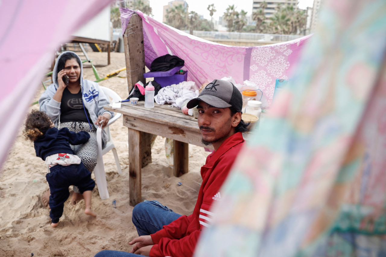 Familias desplazadas a la playa producto de los ataques en Beirut. Foto: Reuters.