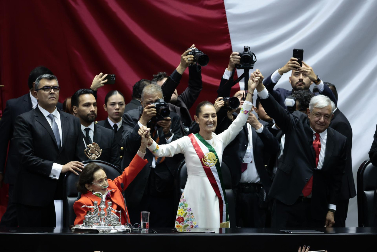 Claudia Sheinbaum acompañada de presidenta de la Cámara de Diputados, Ifigenia Martínez y el mandatario saliente, Andrés Manuel López Obrador. EFE