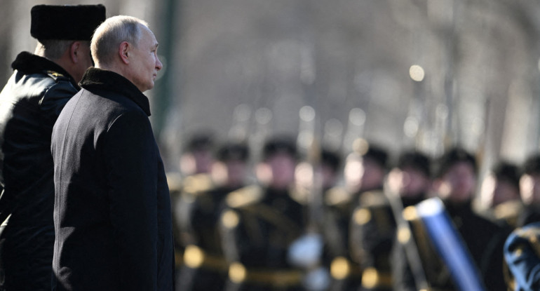 El Ejército ruso detrás de Vladímir Putin. Foto: Reuters.