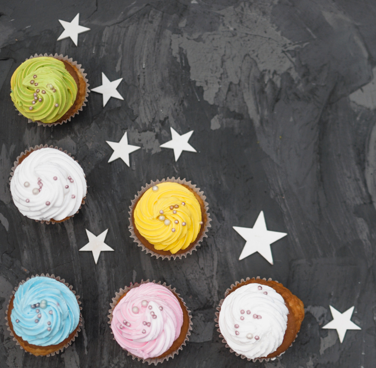 Cupcakes de colores que representen a los planetas. Foto: Freepik.