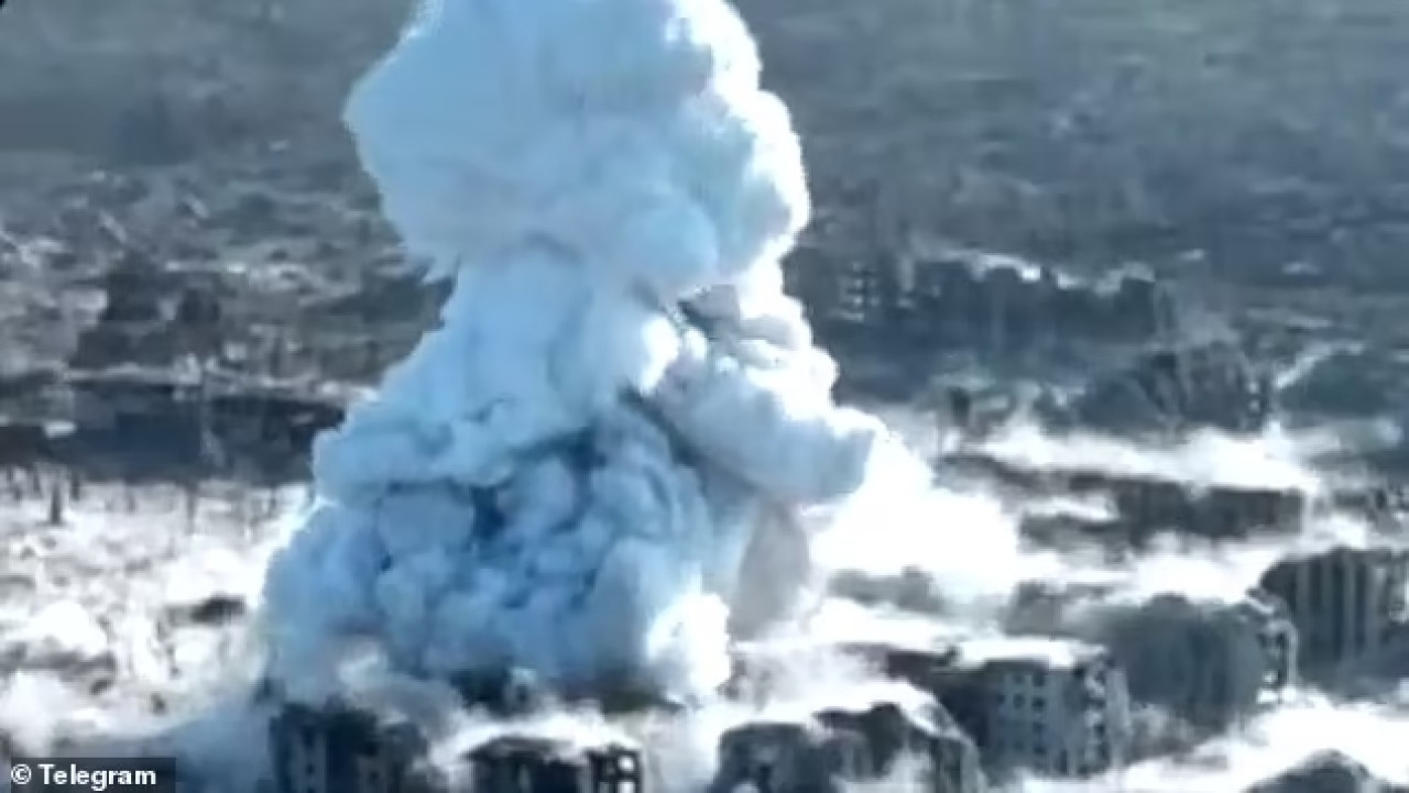 Impactante explosión en Ucrania tras bombardeo de Rusia. Foto: Captura video.