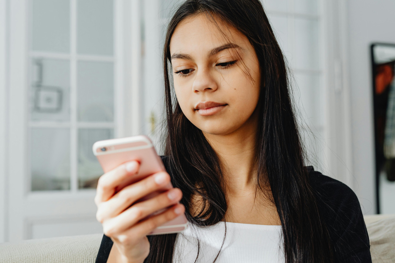 Jóvenes con celulares. Foto: Pexels.