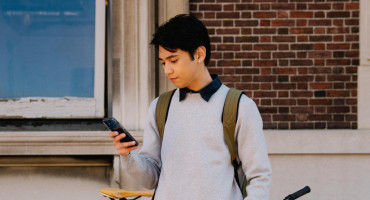 Jóvenes con celulares. Foto: Pexels.